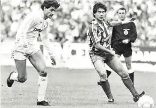  ?? //LA NUEVA ESPAÑA ?? Marcelino, en el Barça-Sporting de 1987 y junto a Míchel en un duelo ante el Real Madrid