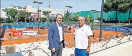  ??  ?? RECUERDOS. José Antonio Fernández Abad (presidente), junto a Antonio Martínez, uno de los primeros socios y director de la escuela.