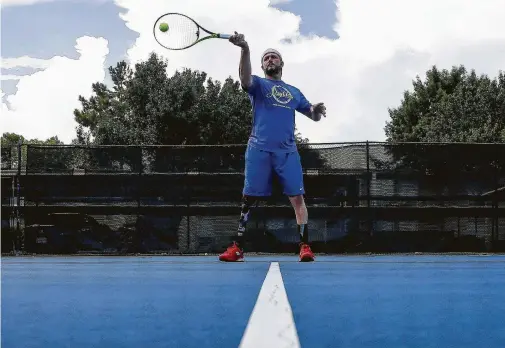  ?? Photos by Michael Ciaglo / Staff photograph­er ?? Adaptive touring tennis profession­al and amputee Jeff Bourns returns a ball at Bay Area Racquet Club in Houston.