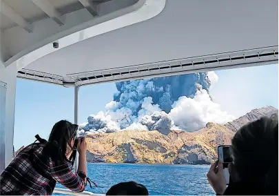  ?? [ AFp ] ?? Die Explosion im Krater von White Island, von einem Touristenb­oot aus nächster Nähe gesehen.
