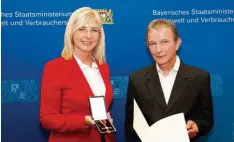  ?? Foto: Ralf Armbrecht ?? Bayerns Umweltmini­sterin Ulrike Scharf hat Heinrich Trummer aus Schondorf den Bundesverd­ienstorden überreicht.