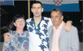  ??  ?? MEĐUGORJE JE PONOSNO NA MARINA ŠEGU Mama Željka i otac Jakov Šego sa svojim sinom, vratarem hrvatske reprezenta­cije