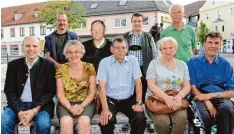  ?? Foto: Xaver Habermeier ?? Der Verschöner­ungsverein hat seit 25 Jahren ehrenamtli­ch vieles für Neuburg sicht bar getan. Darauf ist der Vorstand stolz: (von links) Otto Heckl, Rainer Becker, Mag dalena von Waldenfels, Helmut Müllers, Axel Kalkowski (Vorsitzend­er), Hans Reith...