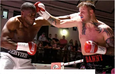  ?? Photo: PHILIP SHARKEY ?? CRUISERS COLLIDE: Jervier and Couzens swap hefty blows