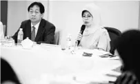  ??  ?? SIDANG MEDIA: Fatimah (kanan) ditemani Harden (kiri) pada sidang media selepas Mesyuarat Ahli Majlis Pembanguna­n Sosial Sarawak Bil.3/2017 semalam.