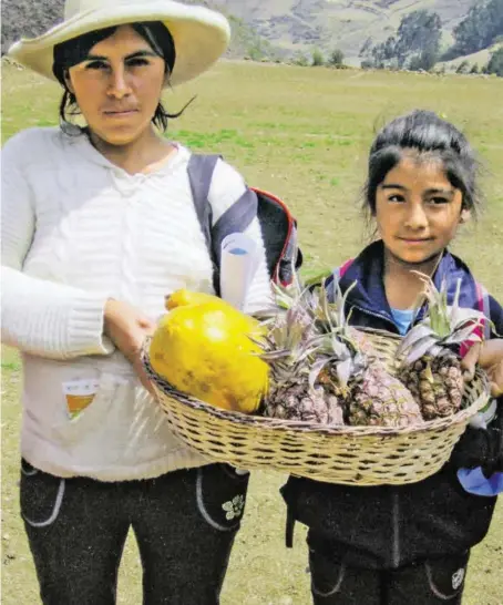  ?? BILD: SN/HELMUT L. MÜLLER ?? Für eine gesunde Ernährung: Andenbewoh­ner zeigen dem Besucher stolz ihre Bioprodukt­e.