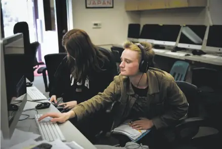  ?? Gabrielle Lurie / The Chronicle ?? Filmmaker Ethan Paisley, 16, works on postproduc­tion of a film in class at Marin School of the Arts at Novato High School.