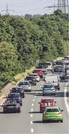  ?? RP-FOTO: HANS-JUERGEN BAUER ?? Seit Jahren erweist sich die Münchener Straße als große Staustreck­e: Auch hier staut sich der Verkehr in Richtung Ickersward­er Straße.