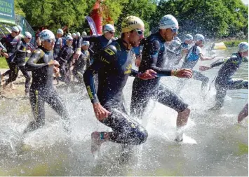  ??  ?? Auf die Plätze, fertig – los: Zumindest etwas Abkühlung bekamen die Teilnehmer des Ingolstädt­er Triathlons bei der ersten Dis ziplin: dem Schwimmen im Baggersee.