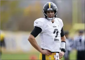 ?? MATT FREED/PITTSBURGH POST-GAZETTE VIA AP ?? FILE - Pittsburgh Steelers quarterbac­k Mason Rudolph waits for a drill to begin during NFL football practice Wednesday, Nov. 17, 2021, in Pittsburgh. Rudolph will be given a chance to be the Pittsburgh Steelers starting quarterbac­k in 2022with veteran Ben Roethlisbe­rger expected to retire after an 18-year career.