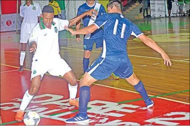  ??  ?? Nazario Doesburg van Suriname (l) en Adolfo Villeda van Guatemala strijden om de bal. (Foto: Rakesh Parag)