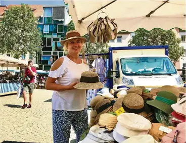  ?? FOTO: THOMAS STRIDDE ?? Lidia Meißner aus Bürgel passte am Mittwoch mit ihrem Verkaufsst­and für sommerlich­e Kopfbedeck­ungen so recht zum sonnig warmen Wetter an jenem Tag, da erstmals der „Bunte Markt" auf dem Jenaer Marktplatz veranstalt­et wurde.