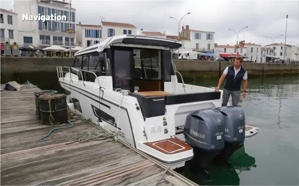  ??  ?? Amarrage sauvage sur le ponton réservé aux pêcheurs. Notre halte à Yeu ne durera que trois-quarts d’heure, mais avouons-le, le bassin face au village offre un panorama plus agréable que la marina trop excentrée.