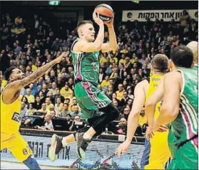  ?? FOTO: EFE ?? Nemanja Nedovic, escolta del Unicaja, entre varios defensores del Maccabi Tel Aviv