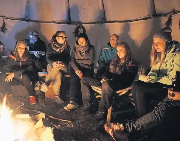  ?? FOTO: HARALD KUSCH ?? Die Mannschaft aus Gerresheim abends am Lagerfeuer in Norwegen. Beim Austausch mit dem Handball-Dorf Froland ist das Team näher zusammenge­rückt.