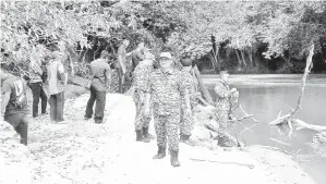  ??  ?? OPERASI SAR mencari seorang lelaki yang dilaporkan hilang di sungai berhampira­nRumahMuja­n, Skrang sedang dijalankan.