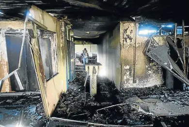  ?? Picture: ANTONIO MUCHAVE ?? JUST A SHELL: One of the Vaal University of Technology buildings in Vanderbijl­park after a student protest.