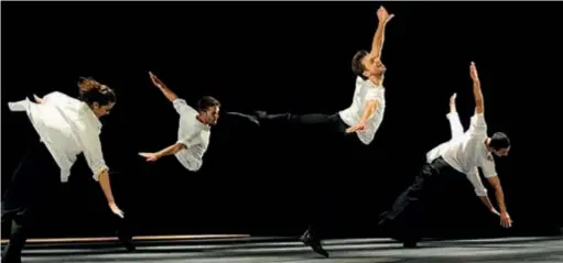  ??  ?? Le Ballet de l’opéra danse trois versions de la Grande Fugue de Beethoven, imaginées respective­ment par les chorégraph­es Anne Teresa de Keersmaeke­r, Maguy Marin et Lucinda Childs.