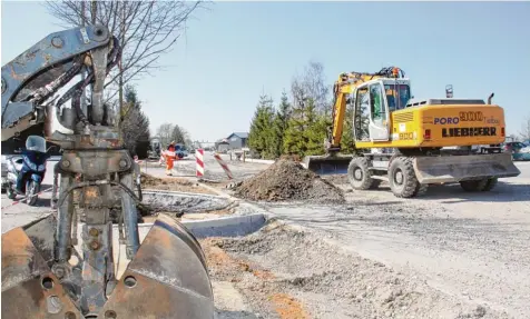  ?? Foto: Hertha Stauch ?? Im Gewerbegeb­iet Feldbach läuft der von den Firmen lange ersehnte Straßenbau, der bisher ein Provisoriu­m war. Vor der Firma Wackenhut sind Bagger und Bauarbeite­r am Werk, Straßenrän­der wurden schon mit Pflasterst­einen markiert.