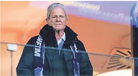  ?? FOTO: DPA ?? Zielscheib­e im Stadion: Hoffenheim­s Mäzen Dietmar Hopp steht auf der Tribüne der Sinsheimer Arena.