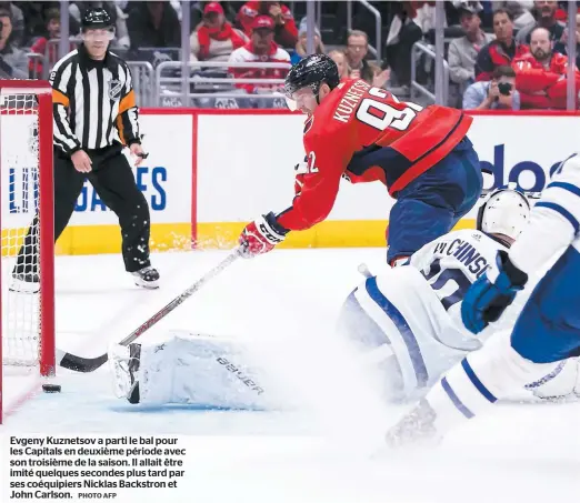  ?? PHOTO AFP ?? Evgeny Kuznetsov a parti le bal pour les Capitals en deuxième période avec son troisième de la saison. Il allait être imité quelques secondes plus tard par ses coéquipier­s Nicklas Backstron et John Carlson.