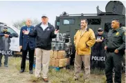  ??  ?? Trump visitó la frontera con México para presionar a los demócratas.