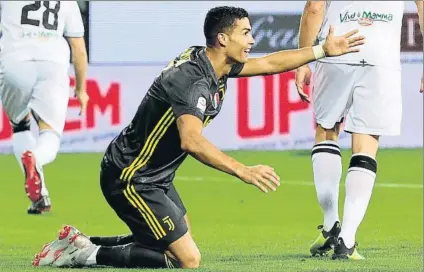  ?? FOTO: EFE ?? Sin puntería Ronaldo lo intentó todo para marcar su primer gol con la ‘vecchia signora', sin embargo no pudo besar las mieles del gol