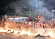  ??  ?? Manifestan­tes en favor de Rousseff protestaro­n ayer en Sao Paulo.