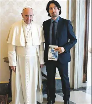  ?? Facebook Thomas Leoncini ?? El Papa Francisco junto a Thomas Leoncini, autor de Dios es joven