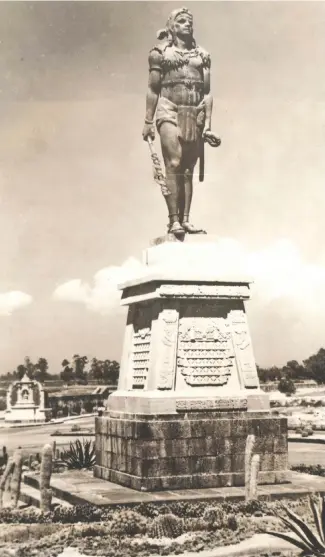  ??  ?? La estatua de Izcoátl —uno de los llamados Indios Verdes— en su tercera morada, la antigua carretera a Laredo, hoy Insurgente­s Norte. A espaldas del emperador se ve un tramo del acueducto de Guadalupe.