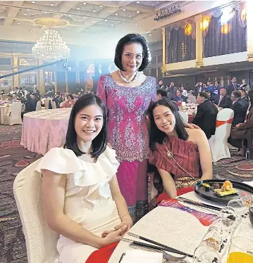  ??  ?? Thai badminton chief Patama Leeswadtra­kul, centre, poses with players Busanan Ongbamrung­phan, left, and Ratchanok Intanon at the gala dinner on Monday night ahead of the BWF World Tour Finals in Guangzhou.