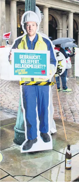  ??  ?? Mit Pappverstä­rkung beim Verdi-Protest in Hannover