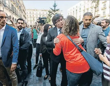  ?? EDDY KELELE / AFP ?? Carles Puigdemont reapareció el día 28 paseando por Girona; al día siguiente se esfumó
