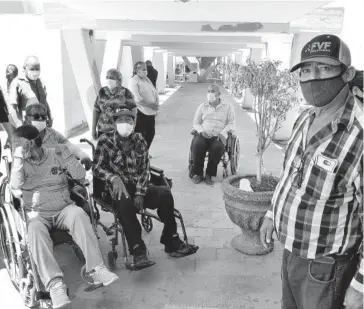  ?? FOTO: MAURICIO VALENZUELA ?? Pacientes de hemodiális­is se manifestar­on afuera del IMSS para que los atiendan.