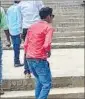  ?? ADARSH GUPTA/HT ?? A young boy spitting at the Assi ghat in Varanasi on Friday.