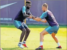  ??  ?? VOLVIERON. Umtiti y Rakitic en el entrenamie­nto de ayer.