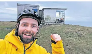  ?? ?? Münch legte bis zu 90 Kilometer pro Tag zurück. Hier freut er sich über die Pause in der Hütte hinter ihm.