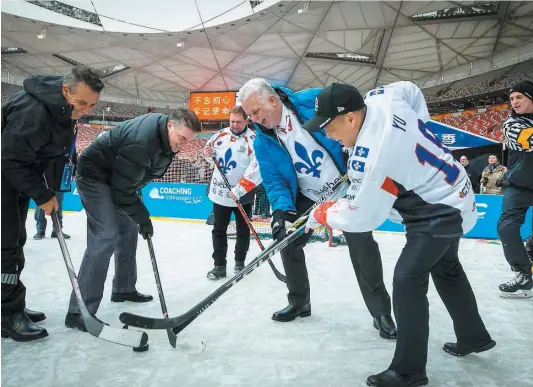  ?? PHOTO COURTOISIE ?? Venu rencontrer les participan­ts d’un match de hockey amical opposant le Québec et la Chine, le premier ministre Philippe Couillard a participé à quelques tirs de pratique avec les jeunes joueurs.
