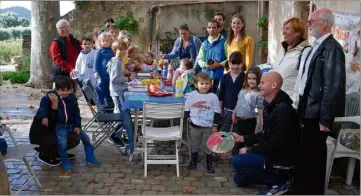  ?? (Photo M. L.) ?? Enfants, parents, organisate­urs et propriétai­res des lieux au cours de cette journée riche en enseigneme­nts dans divers domaines.