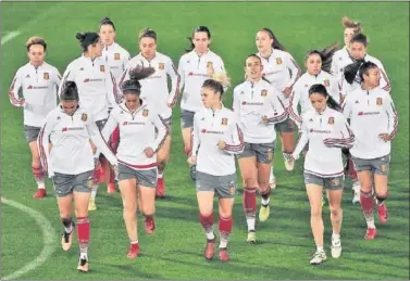  ??  ?? DEBUT EN CASA. La Selección ayer, en Son Moix, en el entrenamie­nto previo al choque ante Austria.