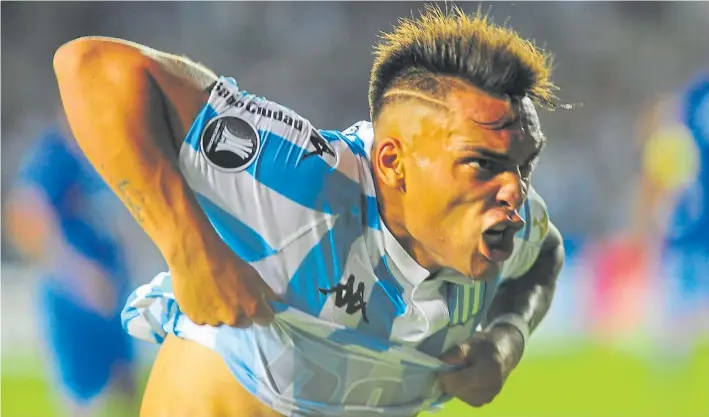  ?? MARCELO CARROLL ?? Toro. Pura potencia hasta en la celebració­n de los goles. Martínez volvió a ser decisivo para Racing ante un bravo Cruzeiro en el debut de la Copa Libertador­es.