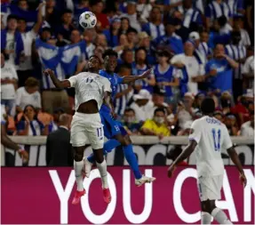  ?? AFP ?? Armando Cooper de Panamá pelea una pelota con el hondureño, Felix Crisanto, anoche ante Estados Unidos.