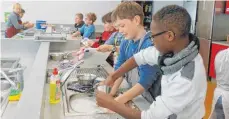  ?? FOTO: SCHULE ?? Emsig bereiteten die Schüler das Abendessen vor.