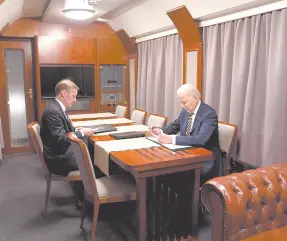  ?? ?? l El presidente Joe Biden (der., (archivo) viaja en un tren con el asesor de seguridad nacional, Jake Sullivan.