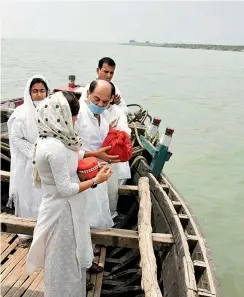  ?? GETTY IMAGES ?? Last Rite
Sushant’s family immerses his ashes in the Ganga in Patna