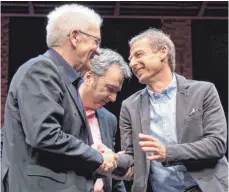  ?? FOTO: DPA ?? Schwabentr­effen, moderiert vom Bremer Arnd Zeigler (Mitte): Winfried Kretschman­n (links) und Jürgen Klinsmann im Theaterhau­s.