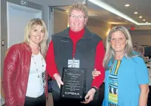  ?? SUBMITTED PHOTO ?? Linda deJeu, centre, receives an Ontario Federation of School Athletics Associatio­n appreciati­on award from vice-president Jennifer Welsh, left, and president Lynn Kelman, right.