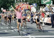  ??  ?? Sopra Fignon taglia il traguardo in Toscana, a sinistra l’ultimo arrivo del Giro a Firenze nell’edizione del 2009