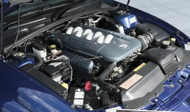  ??  ?? Top: The Holden-built V8 in its ultimate form. Centre: Publishing heavyweigh­ts Peter Robinson (left) and Phil Scott flank Holden head honcho Chuck Chapman. Right: The Holden V8 survived into the VL range and continued to power VN, VP, VR, VS and VT...