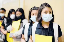  ?? ROBIN RUDD /CHATTANOOG­A TIMES FREE PRESS ?? Sixth grade students wear masks as they line up Thursday at Orchard Knob Middle School in Chattanoog­a, Tennessee.